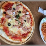 【キチママ】ファミレスでピザとパスタ注文した。隣の母親「わ～！○○ちゃん見て！ピザだよ！食べたいよね～おいしそうだね～」全く気にせずピザとパスタにタバスコぶっかけたら母親がキレた。