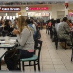 【キチママ】彼女とフードコートに行き、彼女はハンバーガー、自分はラーメンを買いに行った。ラーメンのお盆を持って彼女が待ってる席に向かうと見知らぬ女の人に絡まれていた。