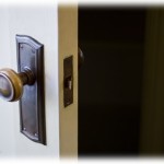 【修羅場】一人暮らしをしてる家の鍵が壊された時、隣の家の男性Aさんが工具を貸してくれたんだけど、その後Aさんに監視されてるような気がする。うちに家電の修理見積もりに来た人が、Aさんから何をしに来ているのか聞かれたりしたらしい。自意識過剰かもしれないし引越しも出来ないから愚痴りにきました→実はこの男…