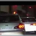 【コワい話】運転中に電話がかかってきて、車通りの少ない道に停止して通話。終わって発信しようとしたら、窓をコンコンとたたかれ、そちらを見ると・・・！