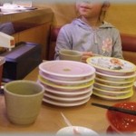 【泣ける】回転寿司のカウンターにて父親と3歳位の娘。父「今日は好きなの取っていいよ」 娘「え！何色のお皿でもいーの？お母さんはいつもダメダメって言うからさ～るさいなあって思うんだ～」父「ｗｗｗ」→しかしその後・・・