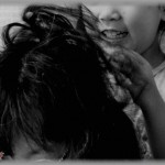 【怖い】寝ている間にコトメ子に髪の毛切られた。半分はザンバラショートカット＆ミディアム時々ロングで半分は元のままロングの散々な髪型になった。コトメ子「ママが美容師ごっこでお客さんは私ちゃんって言った」