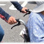 【衝撃体験】旦那の祖母が脳梗塞で入院したんだけど、処置が早かったおかげか後遺症は無かった。しかし、お見舞いに行くと車椅子に座らされてナースステーションにいて表情がおかしい。よくみると車椅子に拘束されていた。なにがあったのかと思ったら…。