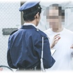 【修羅場】線路脇の道路で友達と遊んでいたら、年上っぽい男の子が二人線路の上で遊んでるのを見た。それから暫くして電車がきたんだけど何故か急停止。なんだろうねと言い合いその場を去ったが、その日の夜、警察が訪ねてきた。どうも置石されたようで、その犯人が私たちだと近所のバーサンが証言したようだ。実はこのバーサン…。