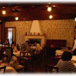 【スカッとする話】日頃、私は良家の娘だからどんなレストランも顔パス！と言ってるAとレストランに行くと、予約がいっぱいと断られた。それでもAが食い下がっていると偉い感じの人が来て「すぐにお席をご用意いたします」と通された。Aは「わたしのおかげよ！」と息巻いていたが、席に店長がやってきて声をかけたのは…私？