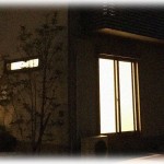 【壮絶】土地を相続し家を建ててすぐ急な海外出張が入ってしまい、水光熱費の引き落としもそのままに海外へ。帰ってくると何故か家の明かりがついていて中から談笑が聞こえる。頭が混乱しながらも同僚に付き添ってもらって警察に行き事情を説明、警察と一緒に家に行くと、家は酷いことになっていた…。