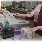 【仕返し】普段行かない家から遠いコンビニにたまたま寄ったら、普段やたら絡んでくる奥さんがバイトしてた。普段はスルーするんだけどﾆｯｺﾘ笑顔でご挨拶してみた。だって…