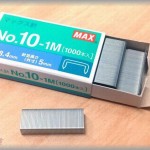 【父】小学校の低学年の頃、ホチキスの芯の箱に「ほちきすのしん」と平仮名で書いた→父が激怒する結果にｗｗｗ