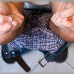 【修羅場】安定期に入り、旦那と温泉旅行に行ったら一泊めのホテルで些細な喧嘩をしてしまった。ベッドに入ってしばらくすると旦那がトイレに行き、壁を殴るような音が。 扉を開けると、中には汗でビショビショの旦那がお腹を抱えてうずくまっていた。