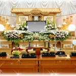 【後悔】中学の時、やりたい放題で周りから嫌われまくってる不良がいた。私も財布を盗まれたりした。その不良が自損事故で死んだ。不良の葬式の席で「息子にお別れに来てくれてありがとう」という母親に対して私たちは…。