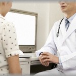 【小話】若い女性「先生助けて下さい。私、身体中が痛いんです。」医者「どんな風にですか？」