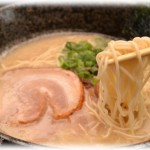 【愚痴】知り合いと俺のなじみのラーメン屋に行ったら、俺がラーメンに色々入れてるのが気に食わなかったらしく、そのまま食べるのが礼儀だと怒られた。適当に流してたら知り合いは店員に同意を求め始めたんだけど店員の返しがww