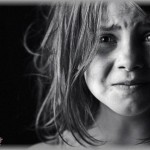 【胸糞】小学校からの帰り道にいきなり男に膝蹴りをくらい気絶した。気付くと後ろから男にネクタイで首を絞められ「俺は君みたいなガキをいじめるのが大好きなんだよ！」と言われ・・・