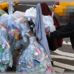 【衝撃体験】手押し車を押してゴミを拾う汚い身なりの婆さんが銀行に入ってきた。とたんに銀行中の行員が立ち上がったので、追い出すのかな？と思った瞬間、信じられない光景を目にした！