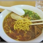 【親の顔】左利きの先輩とラーメンを食べていたら、近くにいたじいさん「人間なのに左利きなんて、親はどんな躾したんだろうな！」