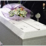 【修羅場】暑い夏の日に父がガンで亡くなった。自宅で一晩過ごしたのち、葬儀場に行こうとお棺を持ち上げたとたん…