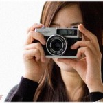 【和む話】観光地で、カップルにシャッターを頼まれた。ポーズを取り笑みを浮かべる彼女さん。一方、彼氏さんのほうは…