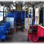 【スカッとする話】バスで、立ってるおばさんが座ってる女の人に荷物ぐいぐい押し付けたり「ずっと立ってると疲れるわぁ」とか嫌味っぽく言ってた。それがだんだんエスカレートしてついには女の人の膝に自分の荷物を乗せだした。すると女の人がキレた?!(#ﾟДﾟ)チッ（舌打ち）