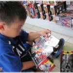 【育児】3歳の息子とショッピングセンター行ったとき年長くらいの男児にからまれた。次の買い物をしようとテナント替えてもついて来る！