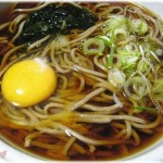 【理解不能】バイトの子と一緒にそば屋に行った。私の注文した月見そばの卵をその子が勝手にかき混ぜ笑顔で「はい、どうぞ！」