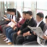 【すごい】電車に座ってるカップルに鳶っぽい兄ちゃんが「悪いけど席かわってくんね？」と言っていた。絡まれてる？と思っていたらカップルの彼女が「昼休憩とった？10時3時に水分取った？」と言いながら触診っぽいことをしだして…。