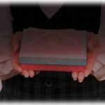 【衝撃体験】ある人がおばあさんを車で撥ね結局亡くなってしまった。なんとお詫びしたらと家族で頭を抱えていたら、被害者家族が菓子折り持って訪ねてきた。…ん？菓子折り？