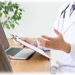 【ヤブ】転んで足を痛め、激痛だったので地元の総合病院にいったら捻挫と言われた。しかし1ヶ月しても痛みが治まらないので別の病院にいくと医者「痛いはずだよ。亀裂骨折」。そんな嫌な経験のある病院に父が交通事故で搬送された。そこでの対応はやっぱり…。