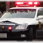 【スカッとする話】車で通勤途中、小物入れる所に入っていた白い箱を信号待ちの間手に取っていたら、走り出して暫くしてパトに止められた。話を聞いてみるとどうやら…。