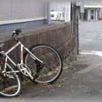 【ムカついた話】家の前に自転車が放置されてたので警察呼んだら「とりあえず保管しといて」と言われた。仕方ないので鍵つけて置いといたら・・・
