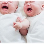 【助けて】旦那の出張中に双子がひどい嘔吐下痢症になり、私も倒れそうになった。頼る人もなく、困り果てて市に相談に行ったら「人とのつながりを大事にしないと。ママ友作って助けてもらいなさい」