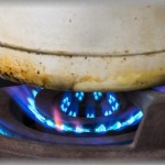 【ドンマイ】ＴＶから緊急地震速報が流れたんであわてて鍋の火を止めようとしてタンスの角で足の中指～小指を激突。すると子供が衝撃の一言を！