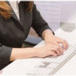 【泣く女】派遣元の会社の都合でしかたなく会社を去ることになった女性社員。最後の日に彼女が泣きながら作業しているとKY男性社員が無神経な言葉をかけた！