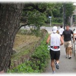 【GJ】出張で東京に行って皇居周りを歩いていた。本当にランナー多いんだなと思っていたら、あるランナーが前を歩く人に「邪魔だ！歩くな！」と怒鳴った。と思ったら怒鳴られた人が…ｗ