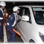 【衝撃体験】息子の夜泣ききがひどかったので夜中にドライブに行ったら検問にひっかかった。何事もなく通過、と思ったらお巡りさん「助手席のそれ何？」。傘を置いた記憶があったからそう答えながら助手席見たら･･･