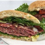 【余計なお世話】職場で被災地の工場再建の手伝いに行くことに。勘違い美人社員がローストビーフサンドとサラダを差し入れに持ってきた！俺達、冷蔵庫のない所に行くんだが…