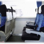 【イラッとする話】混雑した帰省中の特急で親子で指定席を取って座っていたら、子連れの女性に「子供膝に乗せてよ。混雑してるんだから考えたらどう？」と言われ、子供がビビッているスキに席を取られた。ここが指定席であるととがめるも…。