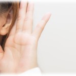 【衝撃体験】俺の姉は耳が聞こえないんだけど、30年以上前のある日、耳が聞こえるようにする手術をしないかと話が来た。しかし姉は拒否。その後その手術を姉の友人が受けたんだけど、耳が聞こえるようになってから家にこもるようになったらしい。その理由は…。