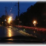 【修羅場】僻地系観光地の駐車場で車中泊してたら、窓を叩く音で目が覚めた。車の前にはギャルっぽい若い女性、男に追われているから中に入れてくれと言っていた。しかしその状況に不信感を覚えた私は…。