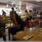 【ひっ・・・】休日に嫁と美味しいと評判のイタリアンのお店に行った。通された席の斜め後ろにスレンダーな女性がいたんだが、どうも様子がおかしい。