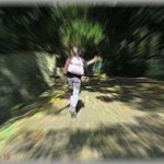 【恐怖】4歳の息子と生駒山をハイキングしてたら、綺麗な女性が山道を下りてきたので「こんにちは」と挨拶してすれ違った。すると女性はいきなりすごい勢いで引き返して来て、息子をガシッと抱き上げると・・・！