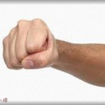 【ムカつく話】ホームセンターで買い物してたら裏に連れてかれて「取ったもの出して！お腹に隠してるだろ！」と詰め寄られた。「いや臨月で双子が入ってるんです。何かの間違いでしょ」と抗議すると、怒った店員がお腹を叩こうとして・・・