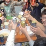 【旦那ムカつく】結婚式があるから朝早いって言ってるのに、よりにもよって前日に友達6人家に呼び、どんちゃん騒ぎして部屋散らかしたままカラオケに行くと言う旦那。私「コレ誰が片付けるの？」旦那友人「今日くらいいいじゃないですか、ね？怒んないでww」「そうだそうだ〜」