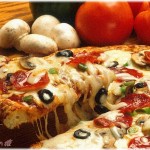 【修羅場】時間指定で宅配ピザを注文。時間より早く配達したピザ屋「留守だったのにお隣に預けました」私「1時間も前のピザが食えるか！」→ピザを隣の家に取りに行くと…