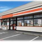 【衝撃体験】コンビニが潰れるのを初めて見た。ある日おにぎり・お弁当半額と書いてあったので入ってみると店の中は地震の後みたいに荒れていた。さらに店長は…。