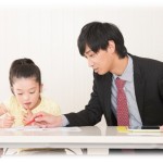 【キチガイ】子供を自分の管理下におけるという理由で家庭教師を雇った嫁、授業中は横に張り付いて文句ばかり言ってる。家庭教師センターから相談をもらって嫁の主張を聞いた結果…→キチガイじゃん…。