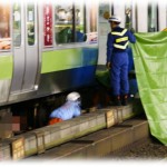 【恐怖】ラッシュの電車に乗っていたら急ブレーキ＆アナウンス。先頭車両がなにかと接触したってまさか…と思ってたら乗客から悲鳴が！誘われるようにそちらへ行くと…見なきゃ良かった…。