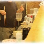 【衝撃体験】子供をつれてラーメン屋に行ったら、店員が気が利かなくて子供用の器を出してくれなかった。しかも会計をミスしたりで夫が切れ気味に…。しかもこの店員…。