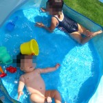 【ずうずうしい話】ビニールプールで子供を遊ばせてたら電話がなったので、ほんの1分くらいリビングに行って戻ってきたら、見知らぬママさんとすっぽんぽんの女の子がプールで遊んでた。「どなたですか？！」「向かいの糞原です。うちの子も遊ばせてね」まいっかと思ってたら、女の子がジョボジョボジョボ・・・とおもらし！そしたらそれを見たママさんが・・・！