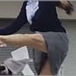 【衝撃体験】スーパーで買い物して外に出たところで、後からとび蹴りされて台の角に顔をぶつけて流血！救急車で運ばれた。治療後、一体何が起こったのか聞いてみたら・・・！