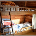 【ホラー】友人たちと山小屋に泊まった。部屋には二段ベッドが2つあり、私は一方の上段に寝て下の段には荷物を置いていた。